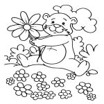 Раскраска Медвежонок с цветком